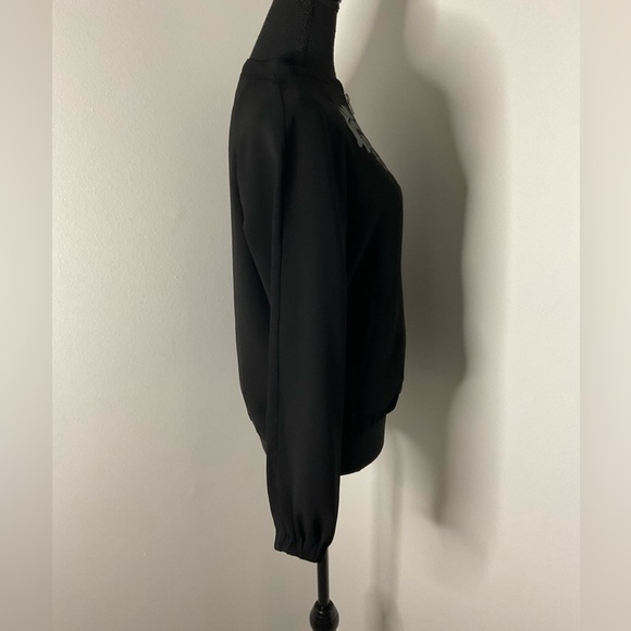 Mossimo woman’s jacket light weight graphic with pockets. Black .. Size M - Picture 4 of 9